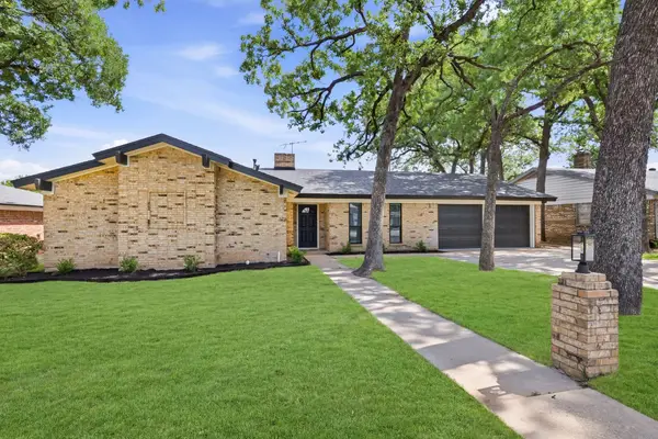 709 Thousand Oaks Drive, Hurst, TX 76054
