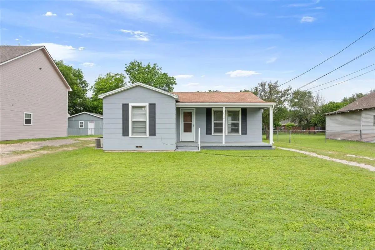 212 Avenue E, Lacy Lakeview, TX 76705 - #1