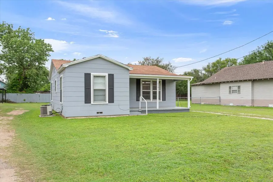 212 Avenue E, Lacy Lakeview, TX 76705 - #2