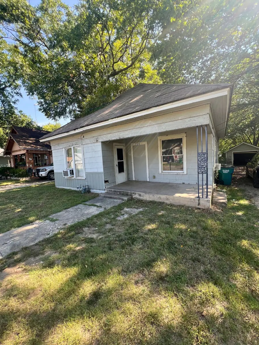 728 Ritchey Street, Gainesville, TX 76240 - #2