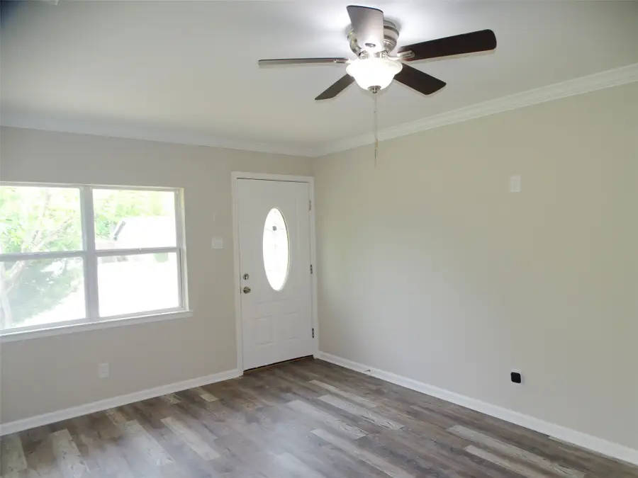 202 E Cober Drive, Grand Prairie, TX 75051 - #2