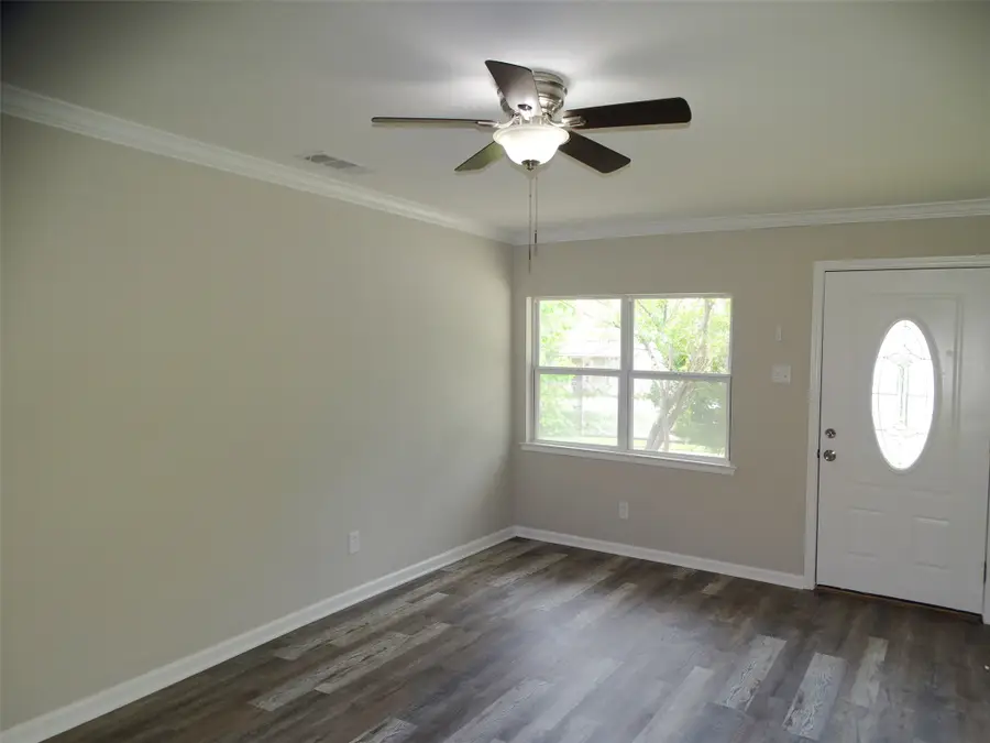 202 E Cober Drive, Grand Prairie, TX 75051 - #3