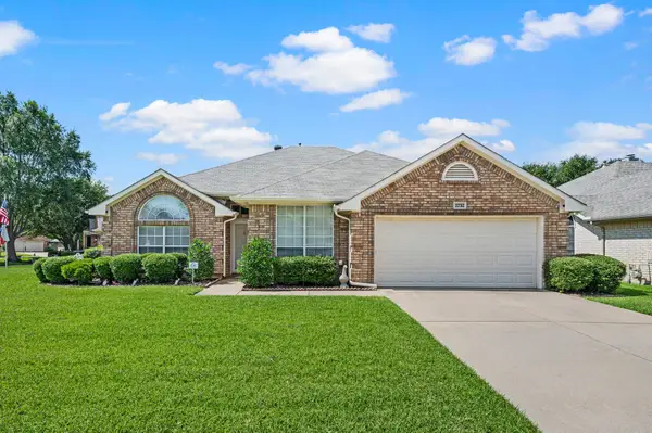 2732 Crystal Glenn Circle, Hurst, TX 76054