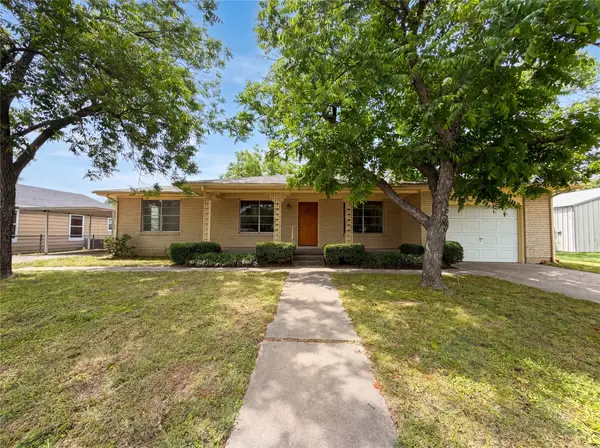 205 W Decatur Street, Chico, TX 76431