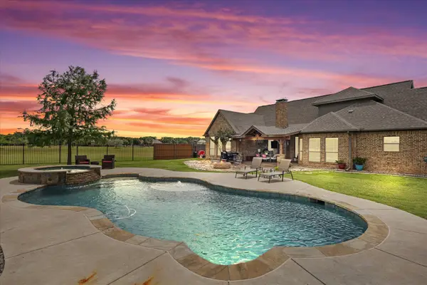 2033 Pin Oak Drive, Kaufman, TX 75142