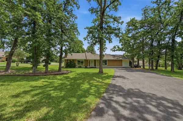 100 Cayuga Cove, Lake Kiowa, TX 76240