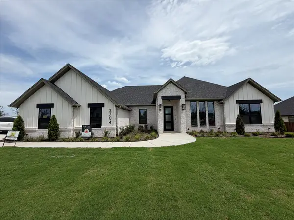 2704 Village Road, Granbury, TX 76049