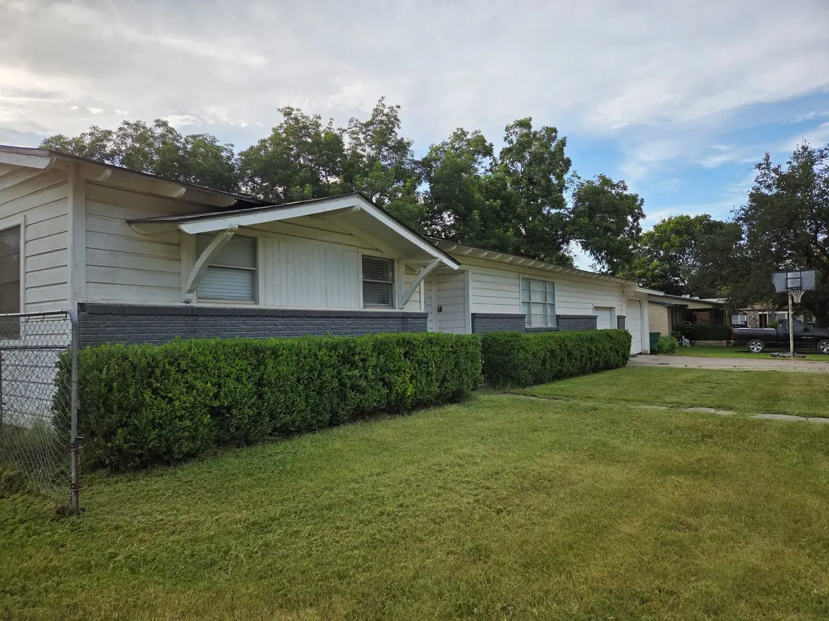 304 S Buffalo Street, Chico, TX 76431 - #1