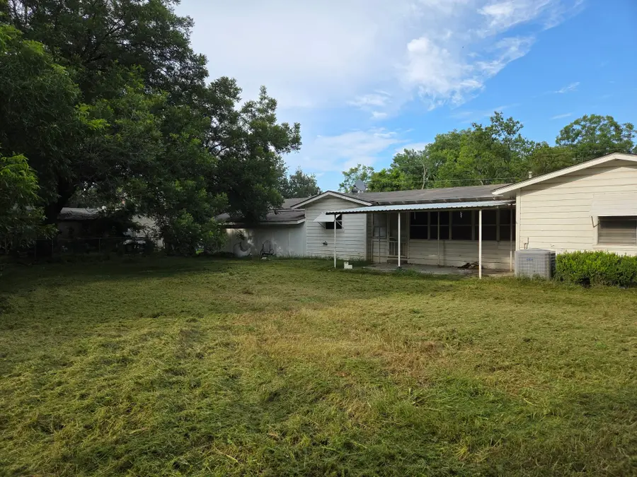 304 S Buffalo Street, Chico, TX 76431 - #2