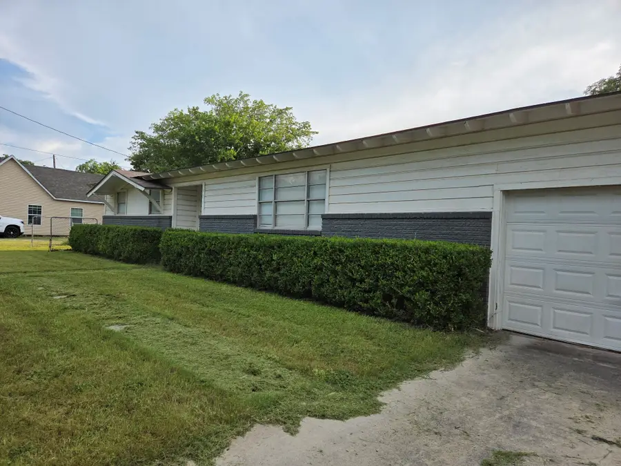 304 S Buffalo Street, Chico, TX 76431 - #3