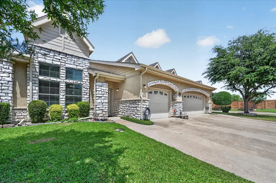 815 Earhart Avenue, Grand Prairie, TX 75051 - #3