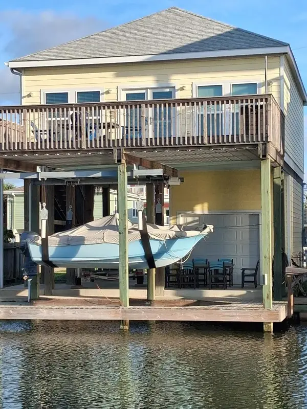16715 Tahiti Way, Jamaica Beach, TX 77554