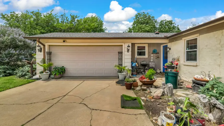 412 Douglas Street, Burleson, TX 76028 - #3