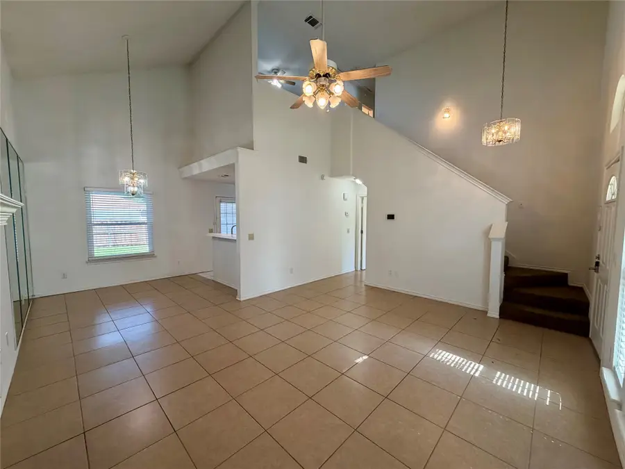 805 Hillbrooke Drive, Arlington, TX 76001 - #2