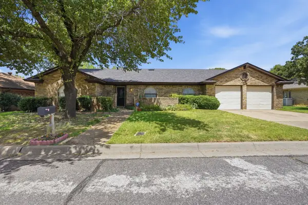 2202 Canyonwood Drive, Arlington, TX 76012