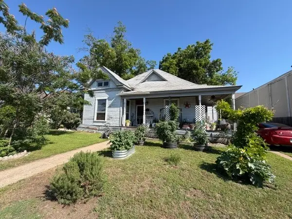 504 W Wardville Street, Cleburne, TX 76033