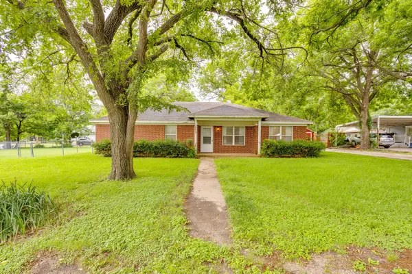 506 E Mcfarland Street, Grandview, TX 76050