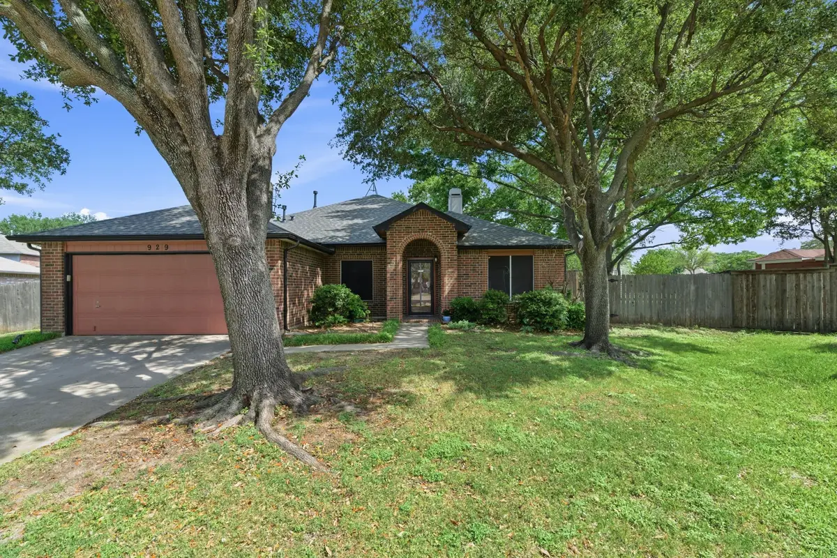 929 Hiawatha Lane, Saginaw, TX 76131 - #1
