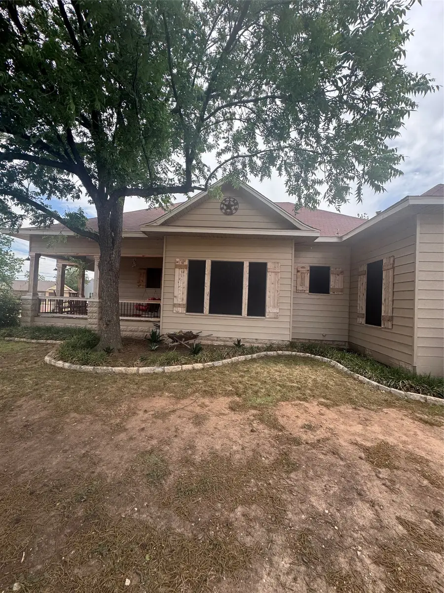 400 Cain Street, Quanah, TX 79252 - #2