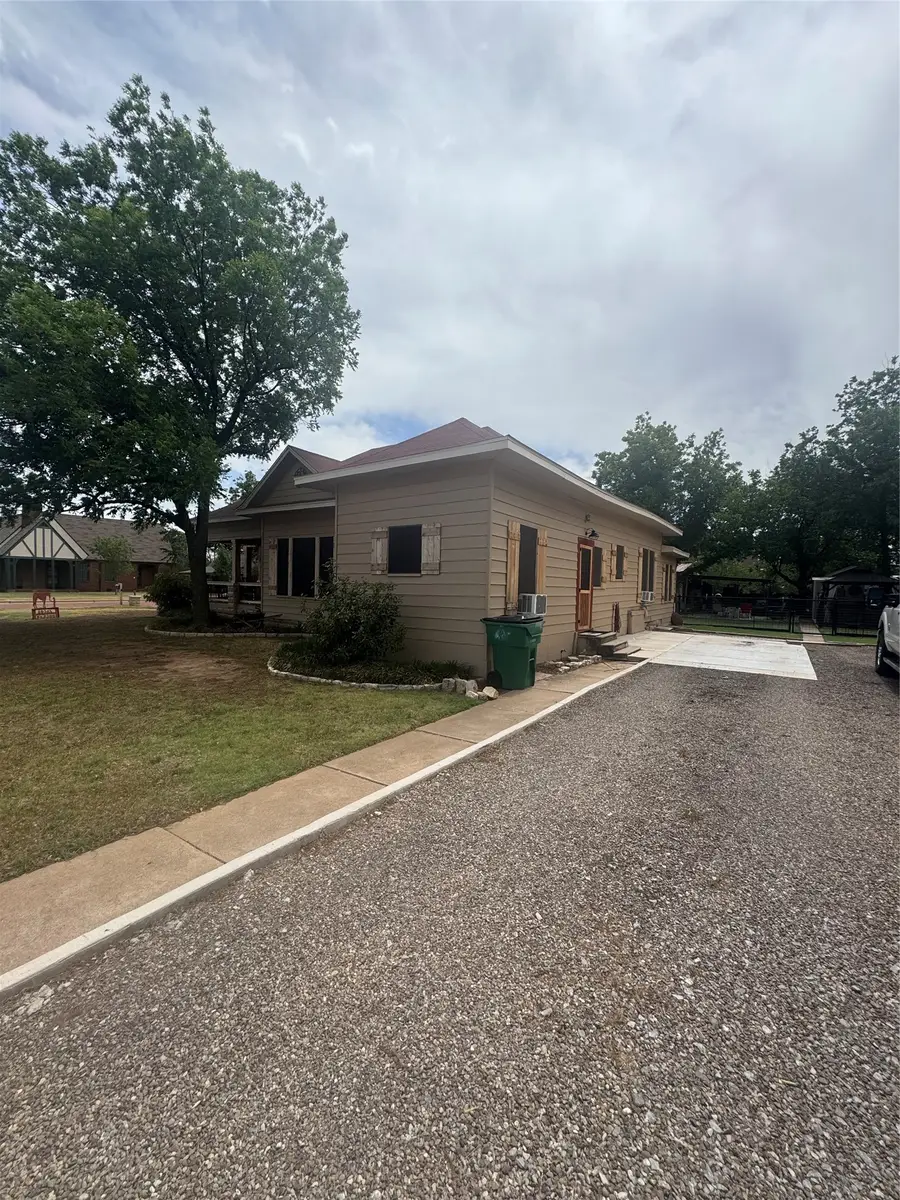 400 Cain Street, Quanah, TX 79252 - #3