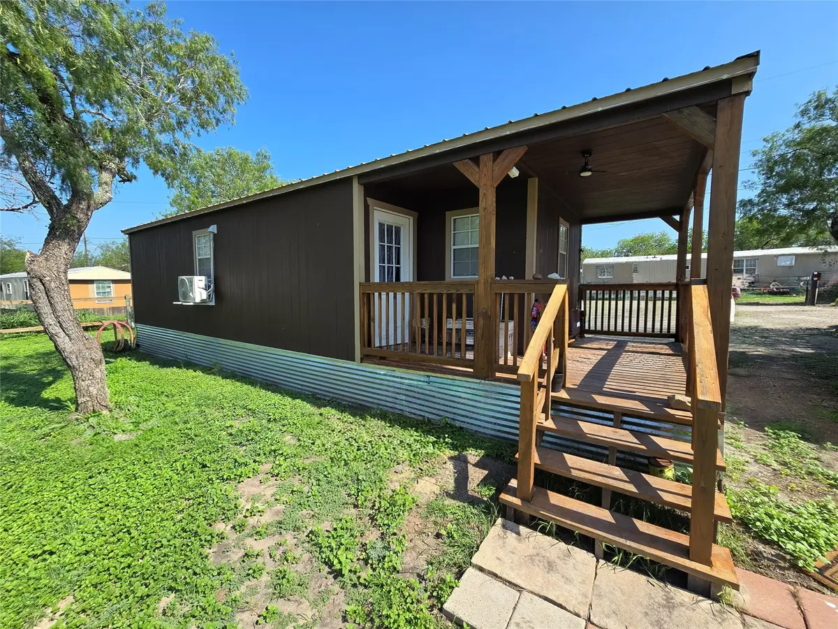 205 W Travis Street, Karnes City, TX 78118 - #1