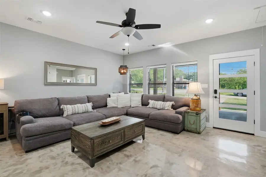 512 W Locust Street, Whitewright, TX 75491 - #2