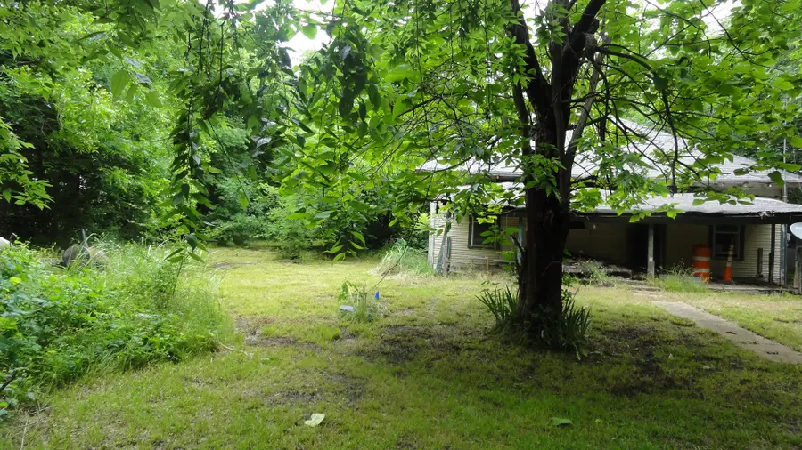 303 W College Street, Trenton, TX 75490 - #2