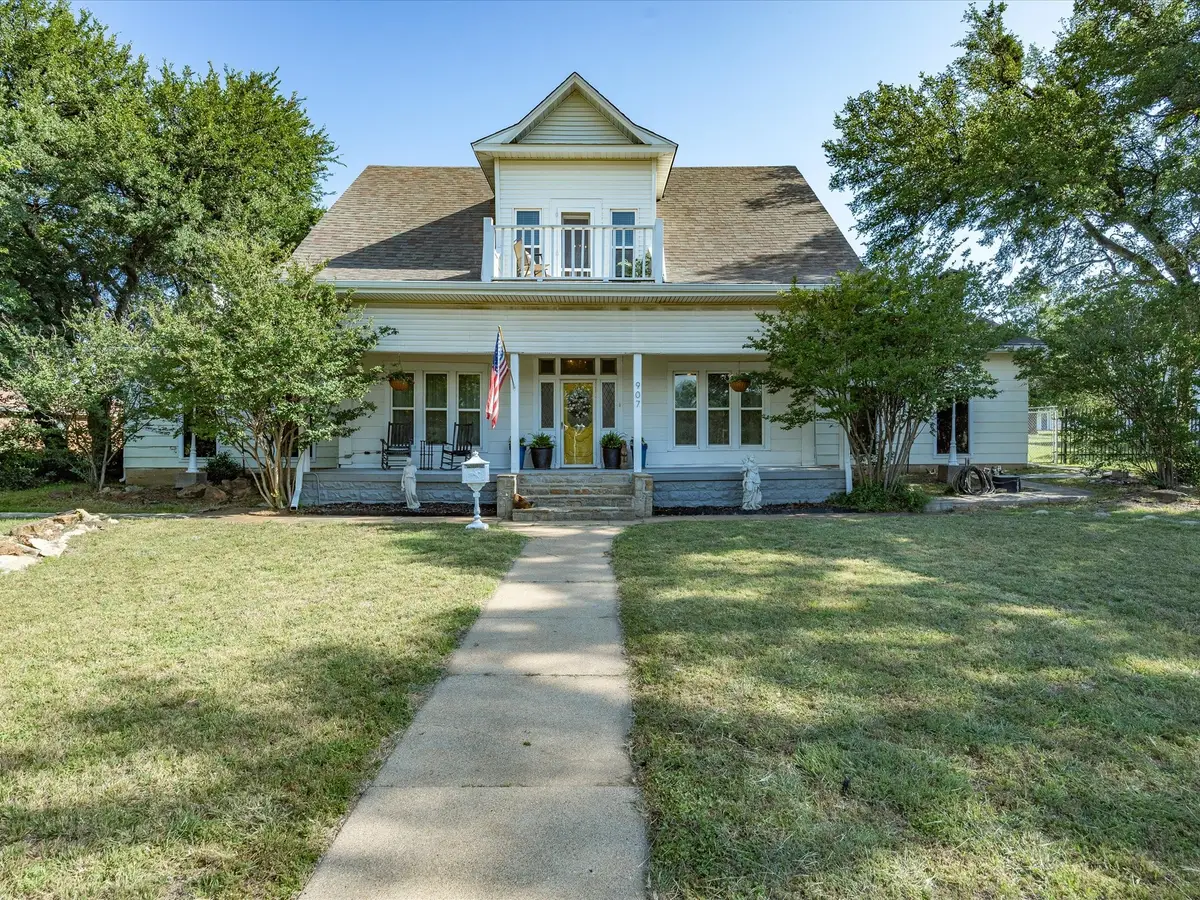 907 4th St, Graham, TX 76450 - #1