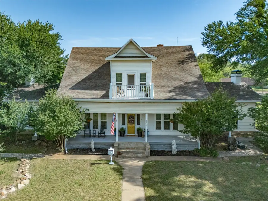 907 4th St, Graham, TX 76450 - #2