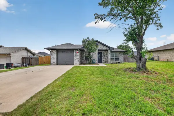 724 Oak Park Drive, Azle, TX 76020