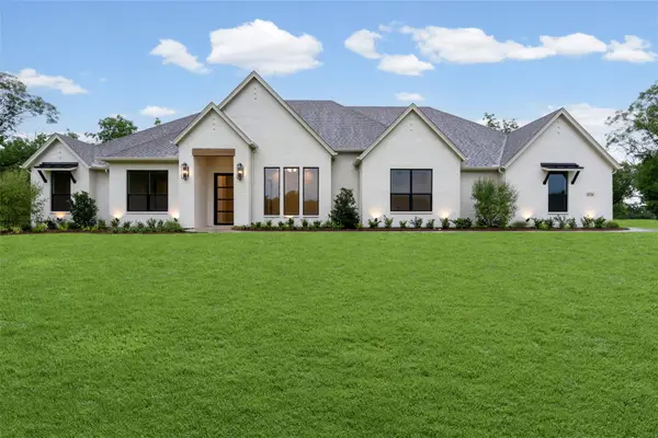 1130 E Landings N, Granbury, TX 76049