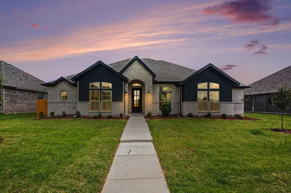 1913 Barrix Lane, DeSoto, TX 75115