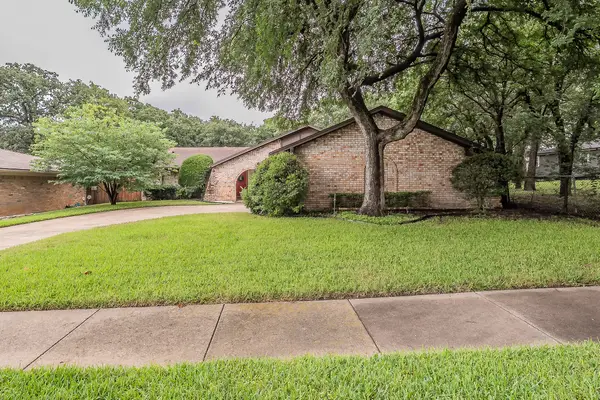 608 Sandlin Drive, Bedford, TX 76021