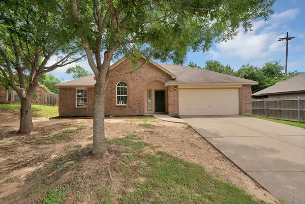 132 Parkwood Court, Azle, TX 76020