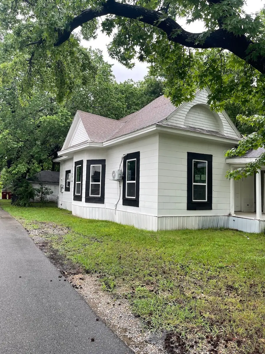 320 W 6th Street, Bonham, TX 75418 - #2