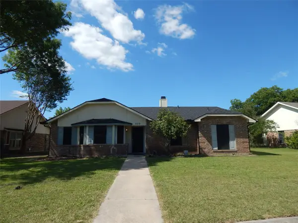 506 Redwood Drive, Grand Prairie, TX 75052