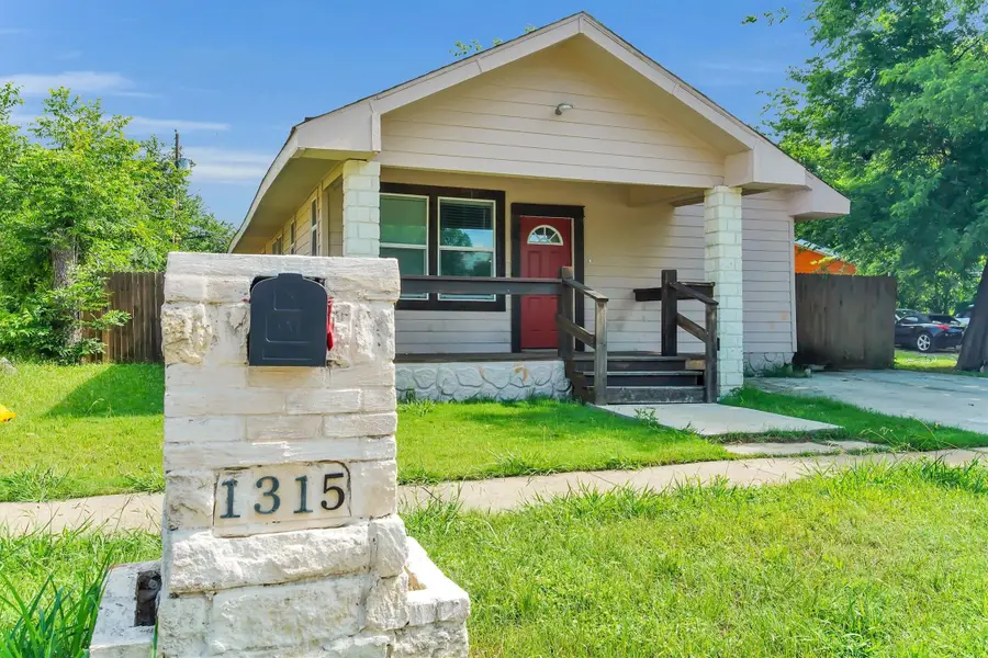 1315 E Arlington Avenue, Fort Worth, TX 76104 - #2