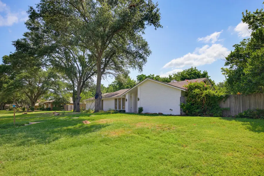 21 Crosslands Road, Benbrook, TX 76132 - #2