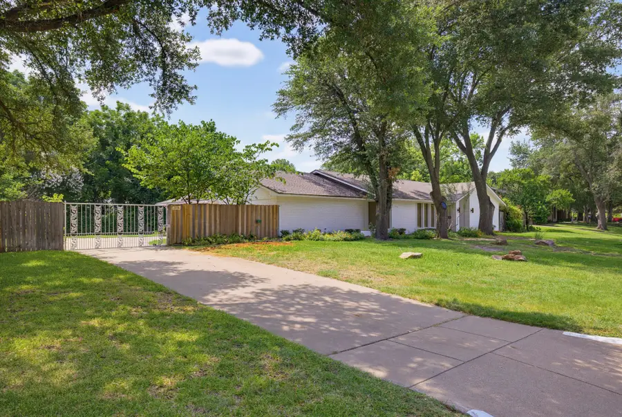 21 Crosslands Road, Benbrook, TX 76132 - #3