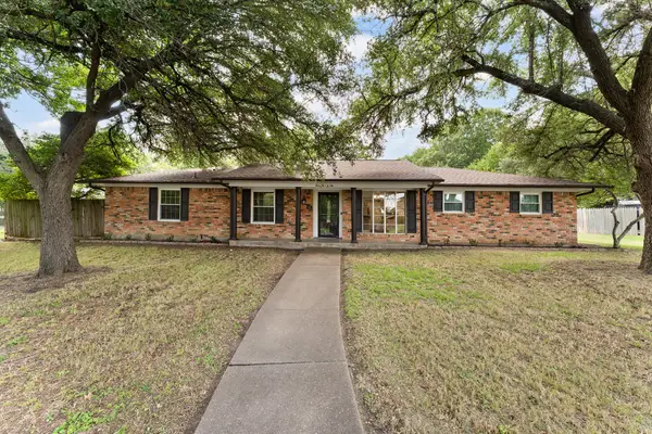 426 Brook Hollow Circle, DeSoto, TX 75115