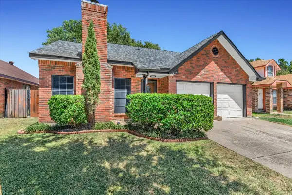 215 Ironbark Drive, Arlington, TX 76018