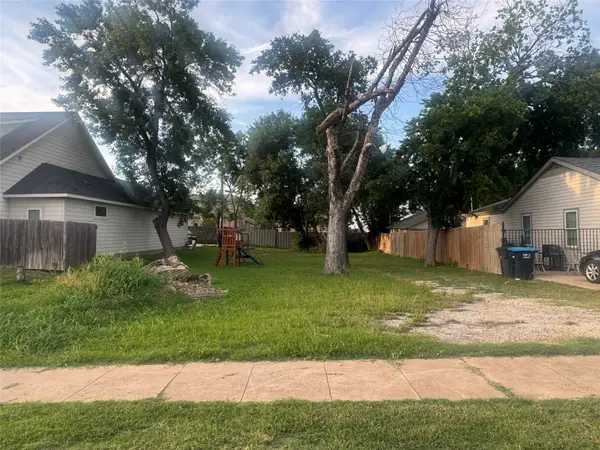 827 E Powell Avenue, Fort Worth, TX 76104