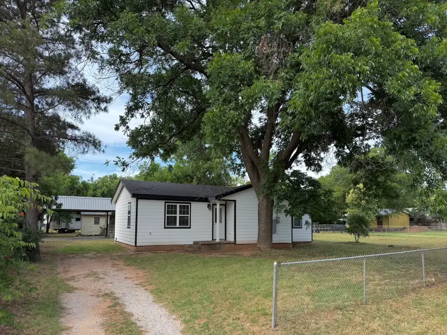 628 W 3rd Street, Burkburnett, TX 76354 - #2