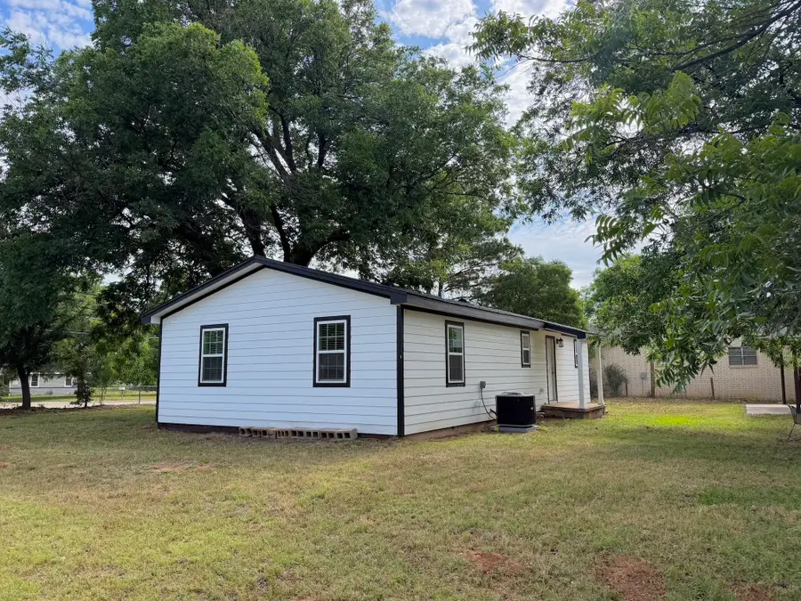 628 W 3rd Street, Burkburnett, TX 76354 - #3