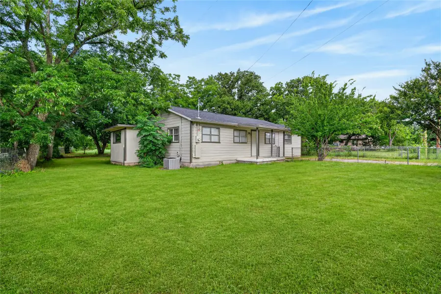 614 SW 15th Avenue, Mineral Wells, TX 76067 - #2
