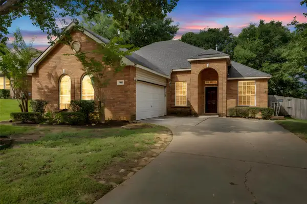708 Hummingbird Trail, Crowley, TX 76036