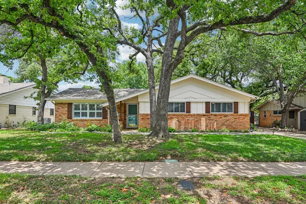 724 Bedford Court W, Hurst, TX 76053