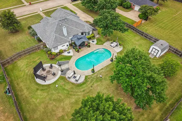 911 High Point Drive, Midlothian, TX 76065