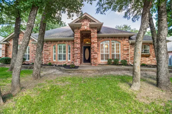 3624 Chateaux Lane, Hurst, TX 76054