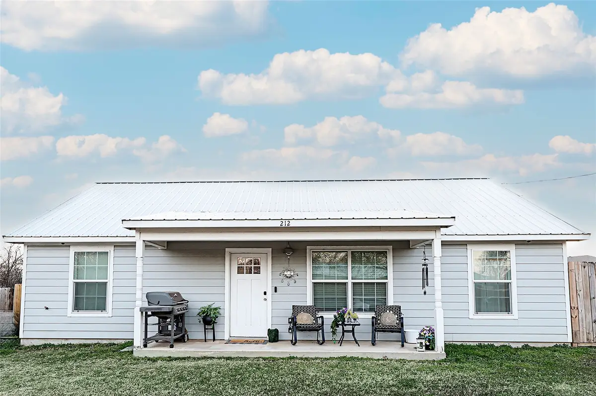 212 E Clay Street, Bowie, TX 76230 - #1